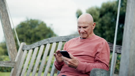naturaleza, teléfono y hombre mayor en un banco de redes