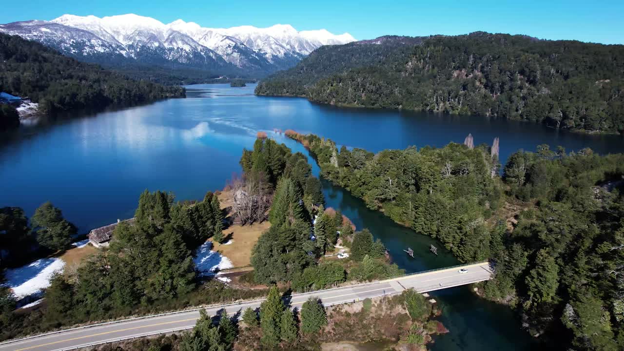 Strada di campagna e maestoso paesaggio dell'Argentina, vista aerea