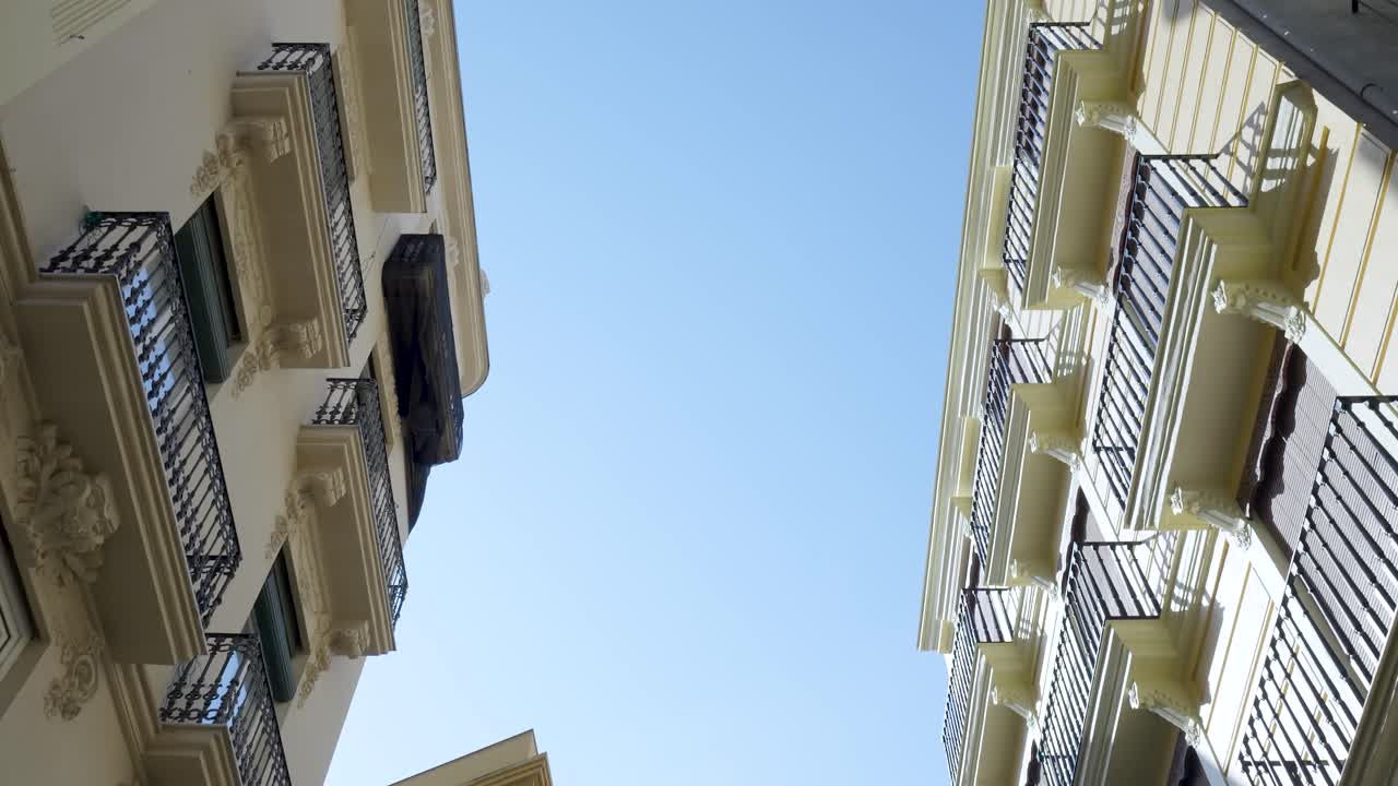Vista para Cima de Edifícios Num Beco