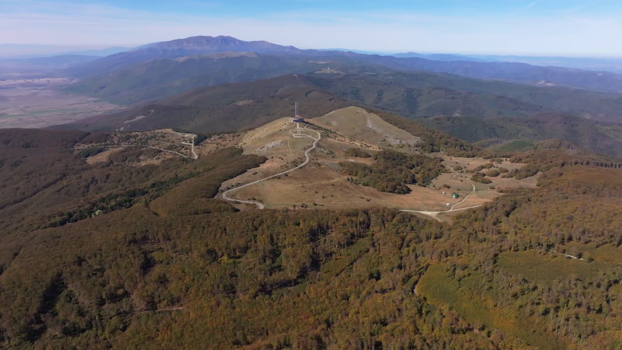 Vista drone del Monumento di Buzludzha in un vasto paesaggio montano, Bulgaria
