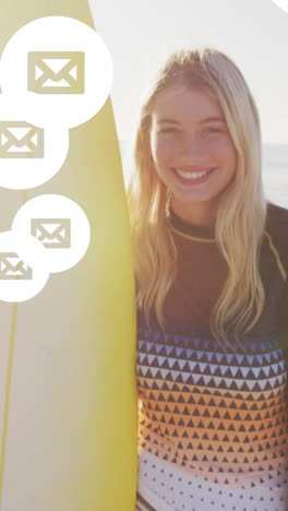 animación de iconos de correo electrónico de las redes sociales sobre una mujer sonriente que sostiene una tabla de surf en la playa