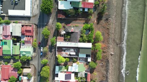 Flug-über-Die-Küste-Von-Costa-Rica-Mit-Häusern-Und-Tosenden-Wellen