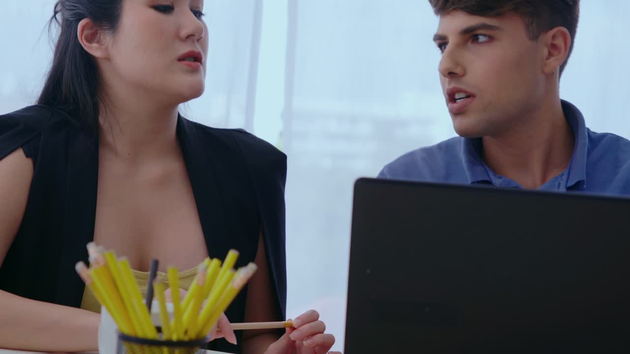 창의적인 사업가 그룹이 직장에서 사무실 책상에서 대화를 나누고 있습니다.