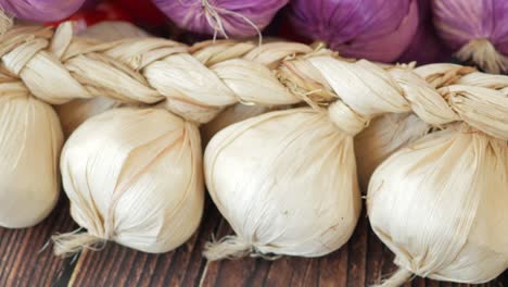 aglio e cipolle legate con un filo