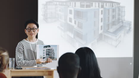 Mujer-Asiática-Dando-Una-Presentación-Sobre-La-Conferencia-De-Arquitectura