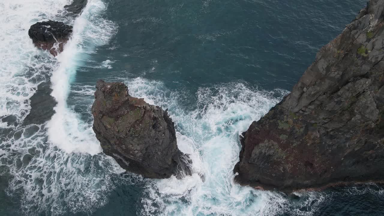 Vista aerea degli Isolotti di Ribeira da Janela, imponenti formazioni rocciose che caratterizzano il paesaggio marino