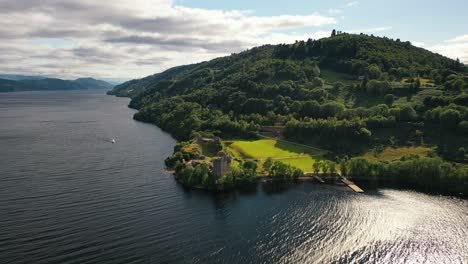 De-Los-Clanes-A-Las-Nubes:-La-Majestuosidad-Aérea-Del-Castillo-De-Urquhart-En-El-Lago-Ness-De-Escocia,-Cerca-De-Inverness,-En-Las-Tierras-Altas-De-Escocia