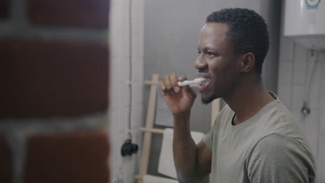 hombre cepillándose los dientes