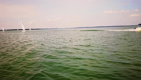 yates de lujo en regata de vela