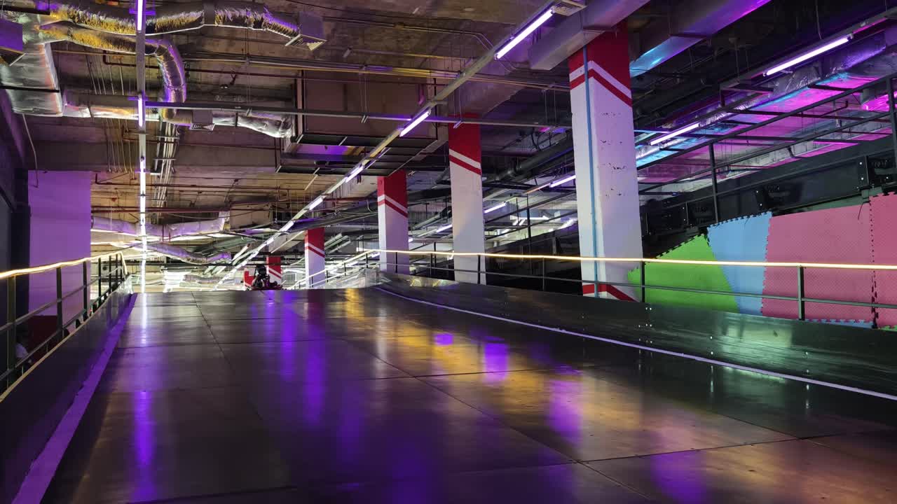 веселое го-картирование в крытом игровом зале