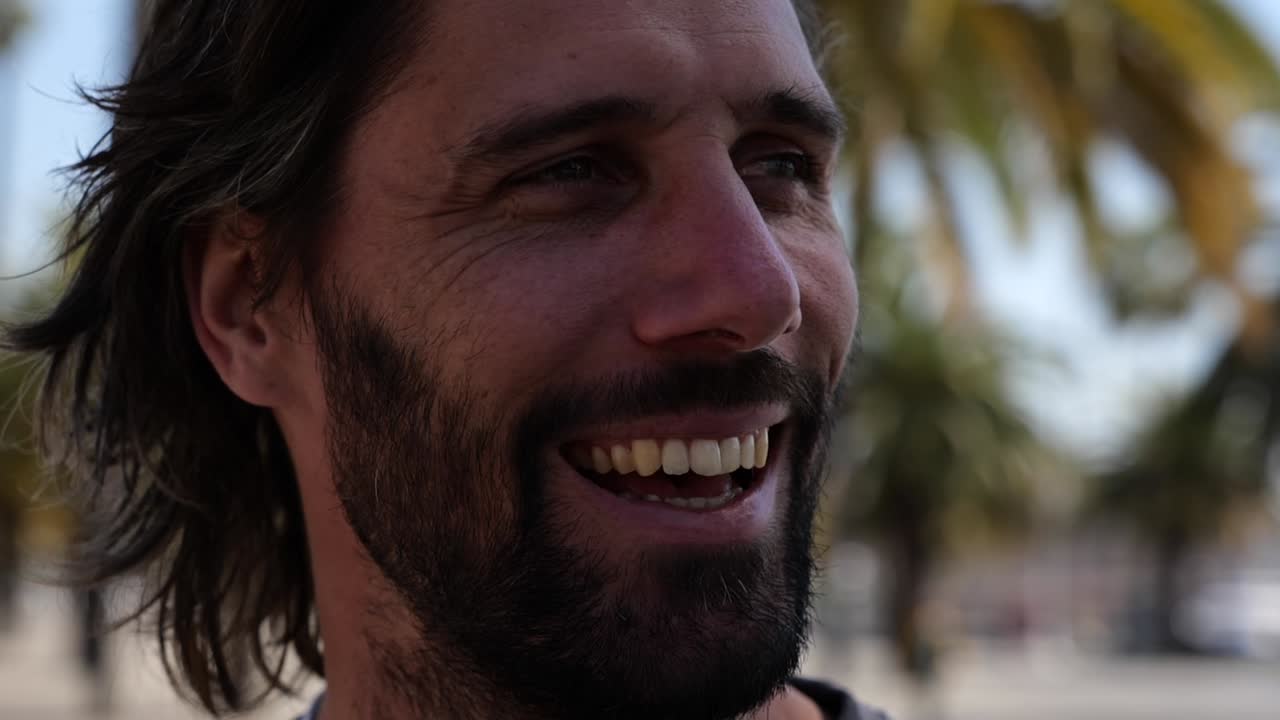 retrato, de, guapo, hombre barbudo, sonriente