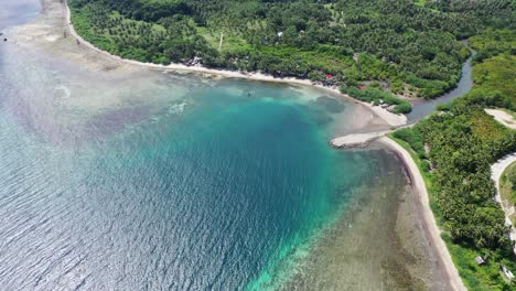 Impresionante-Vista-Aérea-De-Una-Costa-De-Filipinas-En-Negros-Orientales,-Con-Una-Laguna-Paradisíaca-En-Un-Paisaje-Tropical