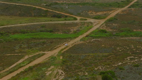 Langsam-Fahrendes-Auto-Auf-Unbefestigter-Straße-In-Der-Landschaft.-Luftaufnahme-Des-Fahrzeugs-In-Afrikanischer-Landschaft.-Südafrika