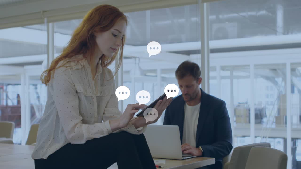 Animación de íconos de redes sociales y procesamiento de datos sobre diversas personas de negocios en una oficina