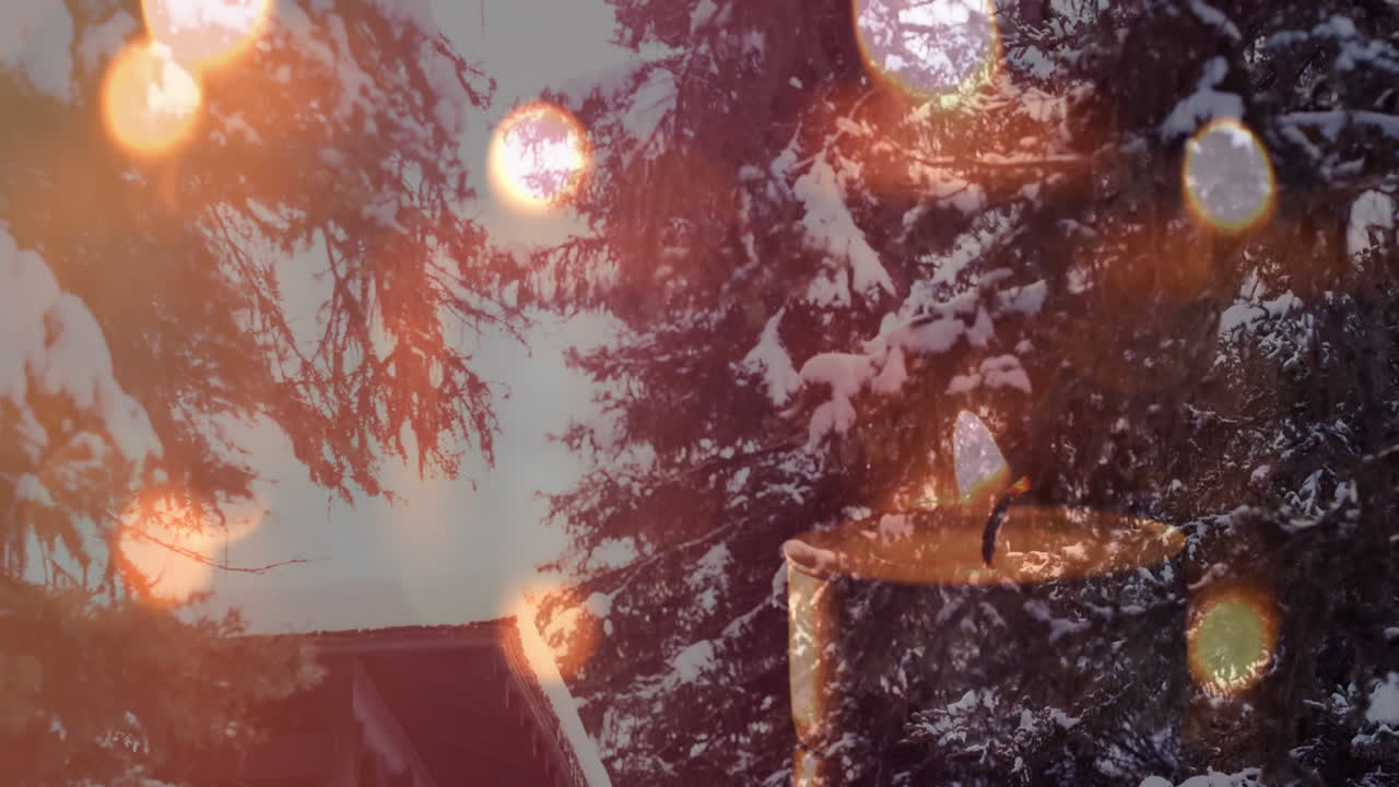 Animation af stearinlys over vinterens nåletræer med sne