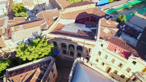 Bird's-eye-view-dolly-in-of-a-housing-complex-in-a-single-structure,-old-architecture-in-the-Concha-y-Toro-neighborhood