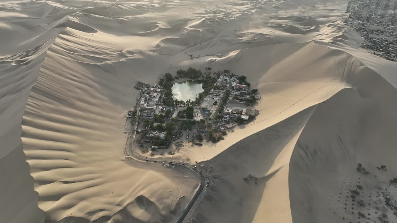 모래 언덕, ica, huacachina로 둘러싸인 고립된 마을의 궤도 샷
