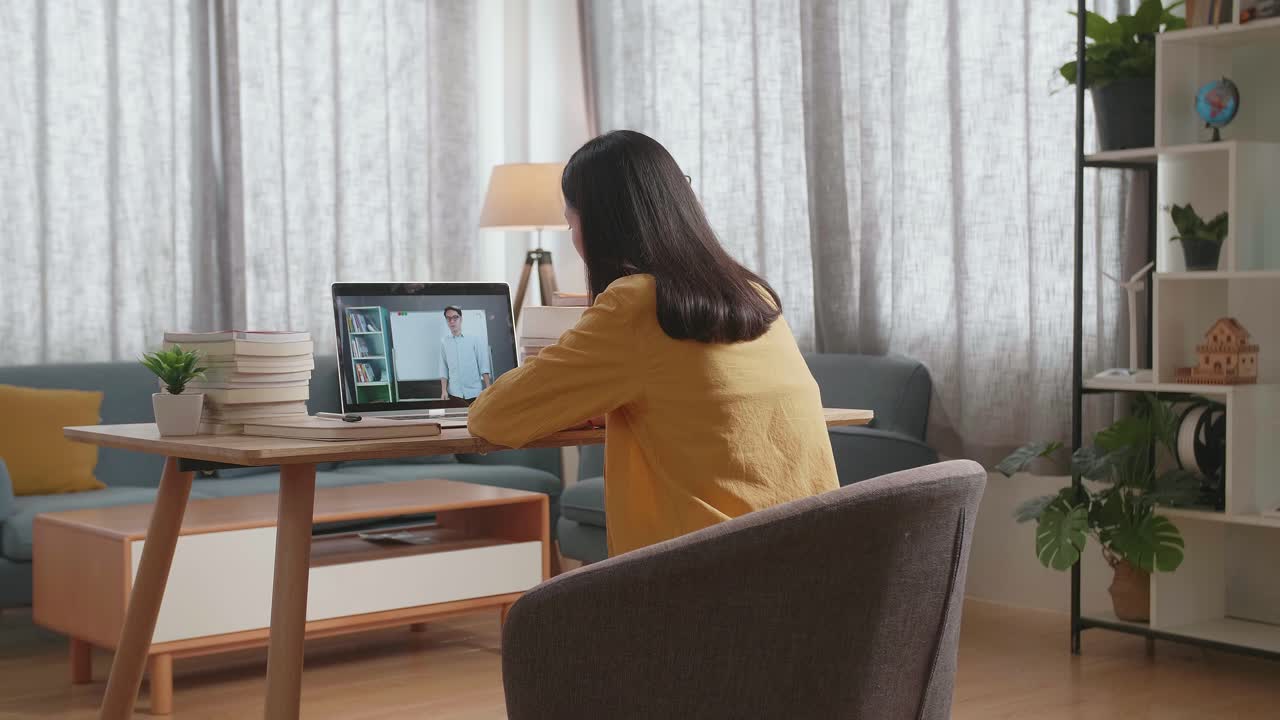 가정에서 온라인 수업에 참여하는 여성