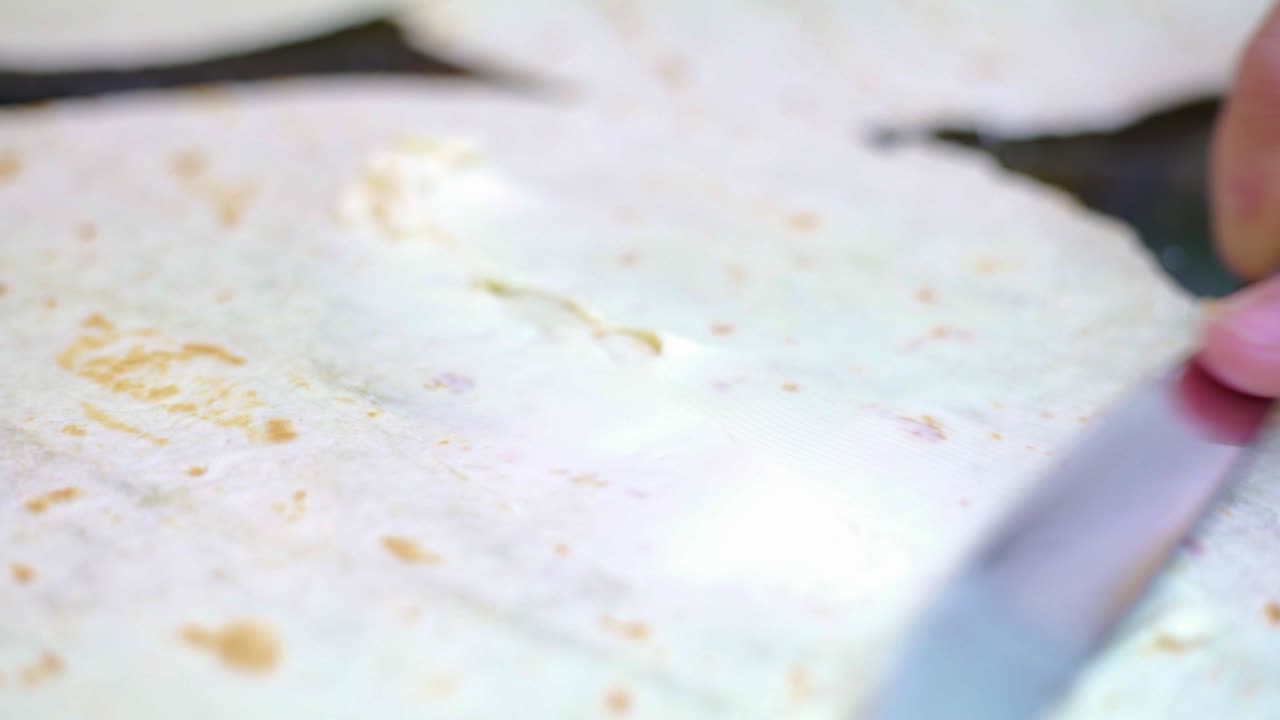 preparación de un sándwich de taco con pollo molido y queso