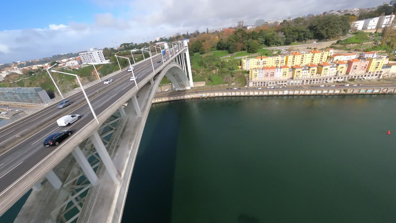 épico fpv drone rápido puente paso elevado coches cruzando el puente de arrabida porto portugal