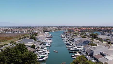 Vista-Del-Puerto-Y-Las-Casas-De-Playa-En-Las-Costas-De-Oxnard-En-Ventura,-California:-Hermosas-Imágenes-De-Drones-De-Un-Día-Soleado-Y-El-Océano-Pacífico