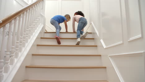 Zwei-Mädchen,-Die-Auf-Der-Treppe-Spielen,-Wurden-In-Zeitlupe-Aufgenommen