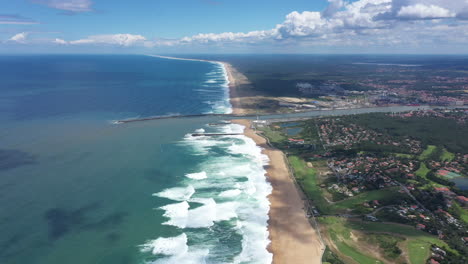 Wunderschöne-Wellen,-Die-Aus-Der-Luft-Auf-Die-Mündung-Des-Adour-Flusses-Ins-Meer-Krachen