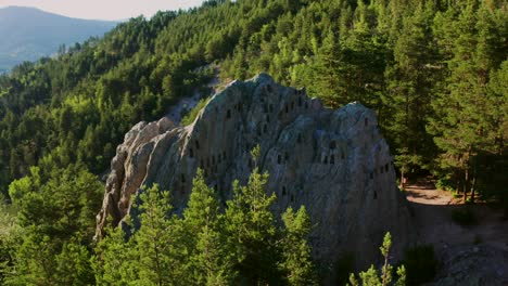 drone orbitando alrededor de la formación rocosa natural de un altar de sacrificio de roca de águila, o localmente conocido como el orlovi skali, ubicado en las montañas rodope en bulgaria