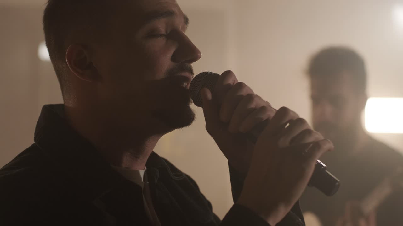 가수, 베이시스트, 피아니스트, 드러머, 기타리스트와 함께 라이브 밴드 공연