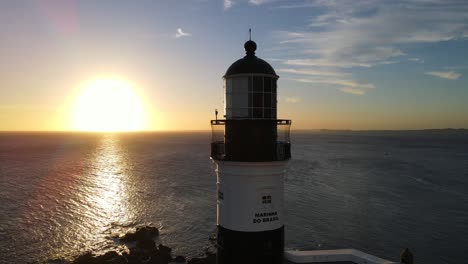 asombroso dron aéreo dando vueltas alrededor de un hermoso faro en salvador, bahia, brasil