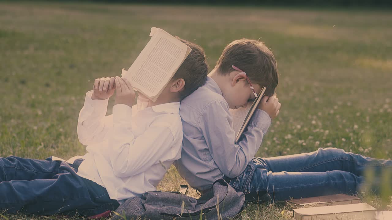 잠을 자고 있는 학생 은 학교 친구 에게 기대어 입 에 펜 을 고정 시킨다