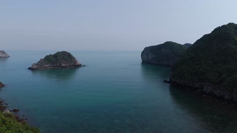 Boat-view-cruising-around-Ha-Long-Bay,-Lan-Ha-Bay-in-Vietnam-among-islands-of-Karst-Mountains