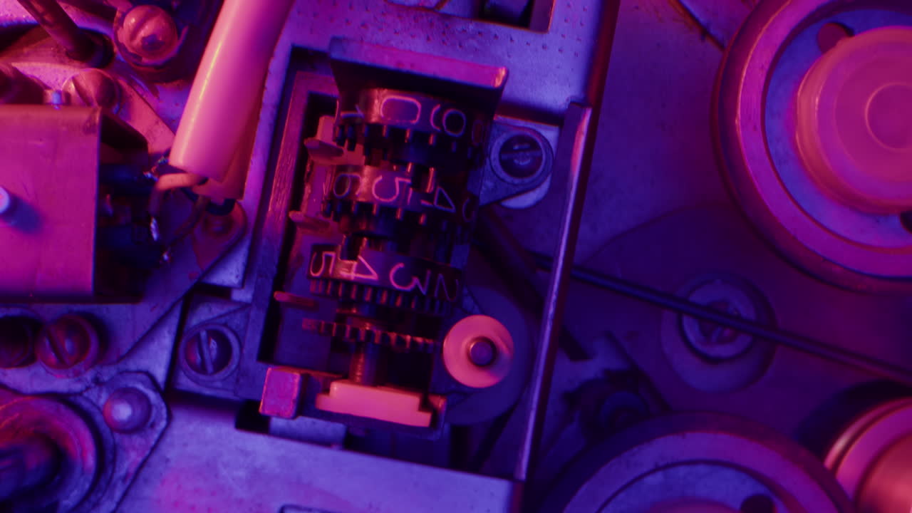 детали старинных машин с неоновым освещением