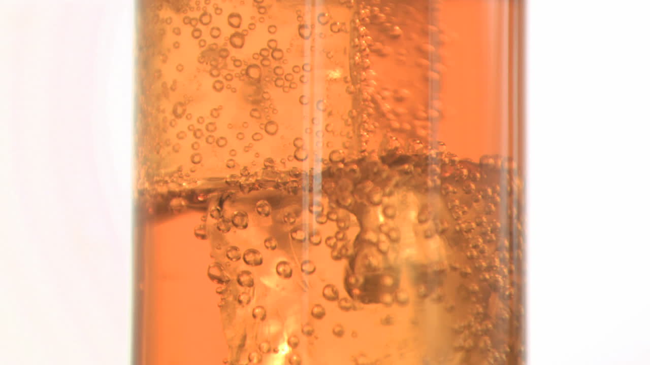 derretir hielo en cámara súper lenta en jugo de manzana