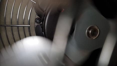 aspas de ventilador de metal industrial en cámara lenta girando, tema mecánico steampunk