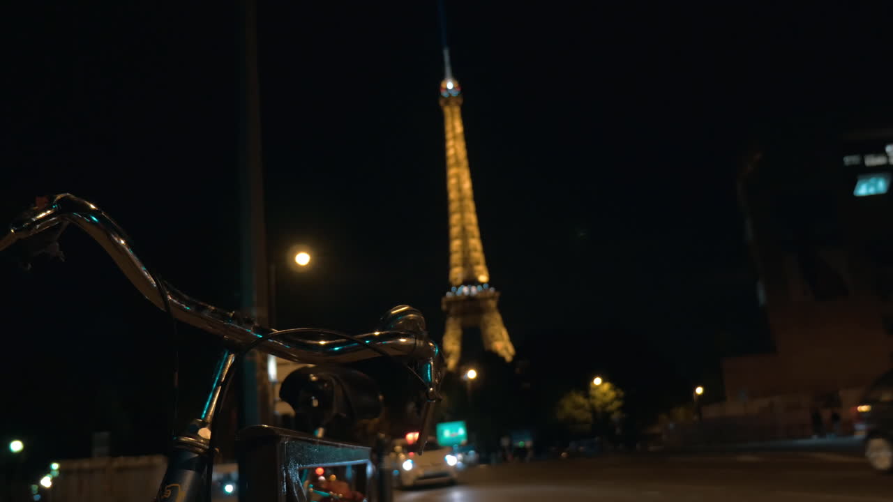 tráfico de automóviles en la calle nocturna de parís