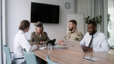 reunión en una oficina militar