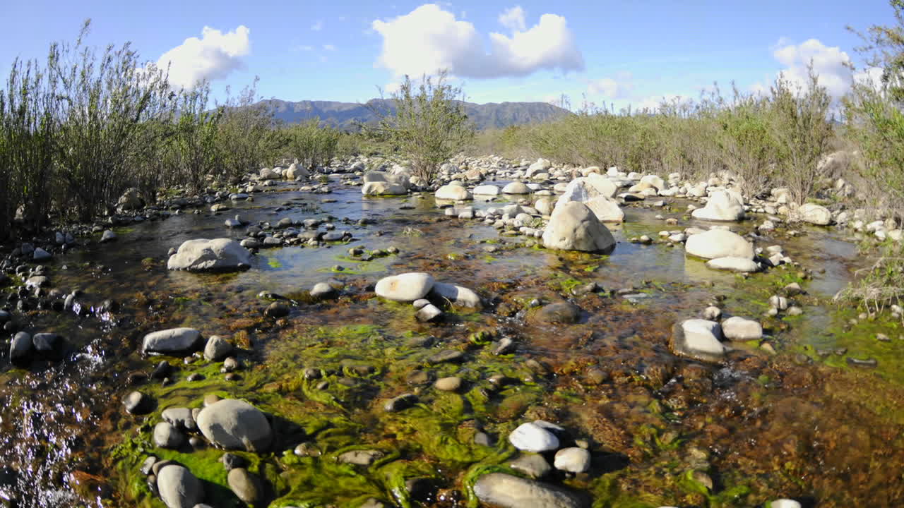 tiro de muñeca de gran angular de nubes primaverales que pasan sobre el bosque nacional los padres y el río ventura en ojai california