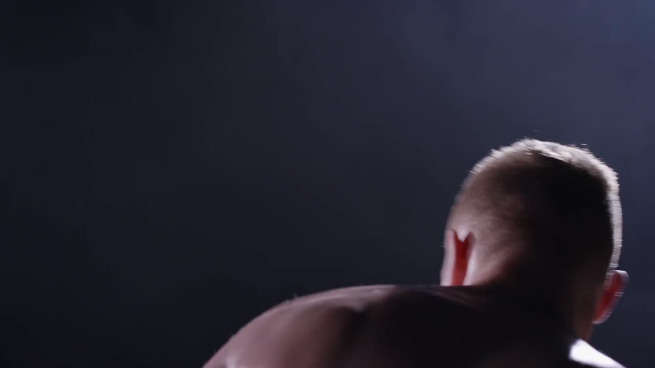 권투 운동 중 남자의 등