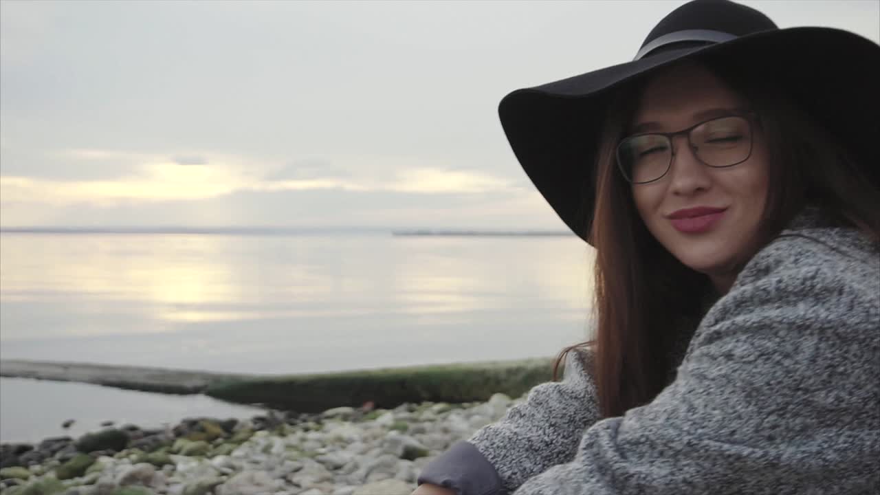 해가 지는 해변에 있는 여자