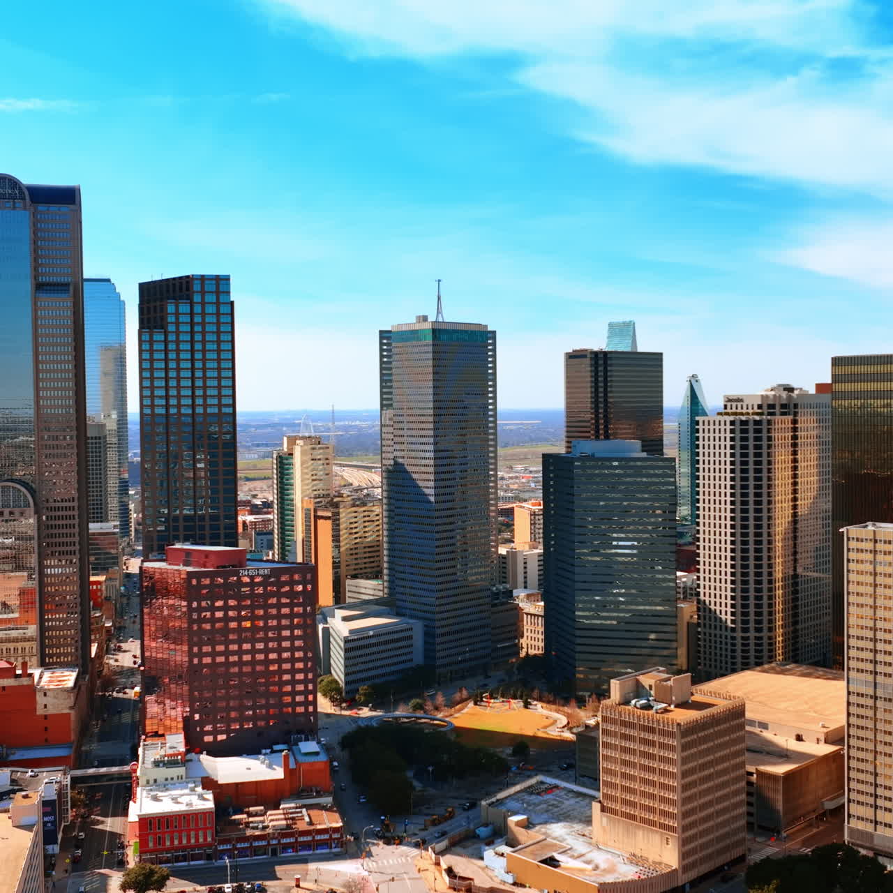 Paesaggio soleggiato di Dallas, Texas, USA. Drone che si alza lungo i maestosi grattacieli nel centro della città.
