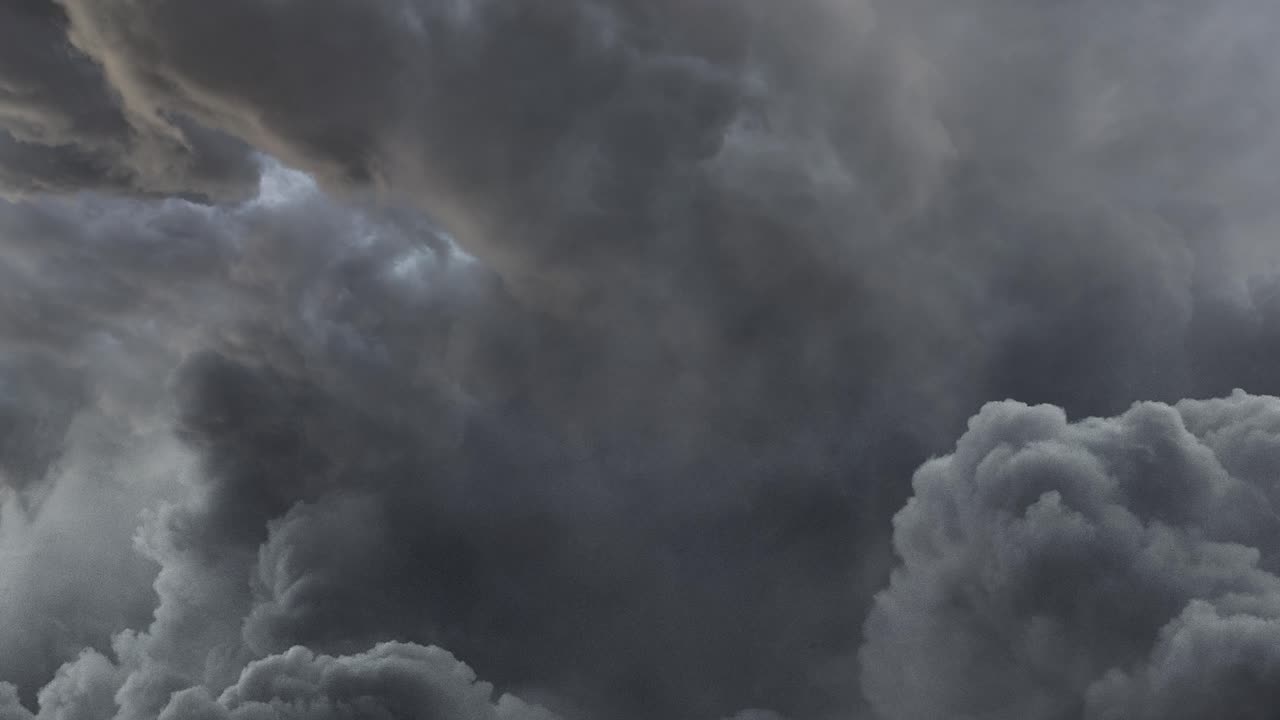 cielos tormentosos, la presencia siniestra de tormentas eléctricas y nubes oscuras