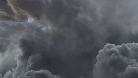 Cielos-Tormentosos,-La-Ominosa-Presencia-De-Tormentas-Eléctricas-Y-Nubes-Oscuras
