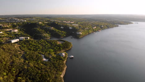 Puesta-De-Sol-Sobre-La-Costa-Del-Lago-Travis