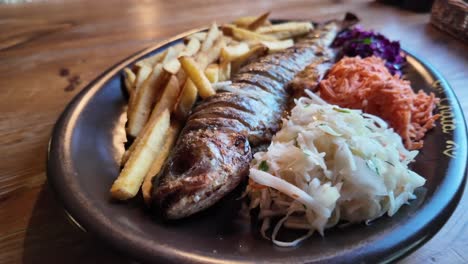 la trucha de cerca en el plato marrón. almuerzo completo