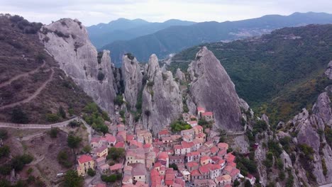 Pueblo-De-Montaña-De-Castelmezzano-En-Basilicata,-Sur-De-Italia---Vista-Aérea-De-Drones-De-La-Pequeña-Ciudad-Y-Rocas