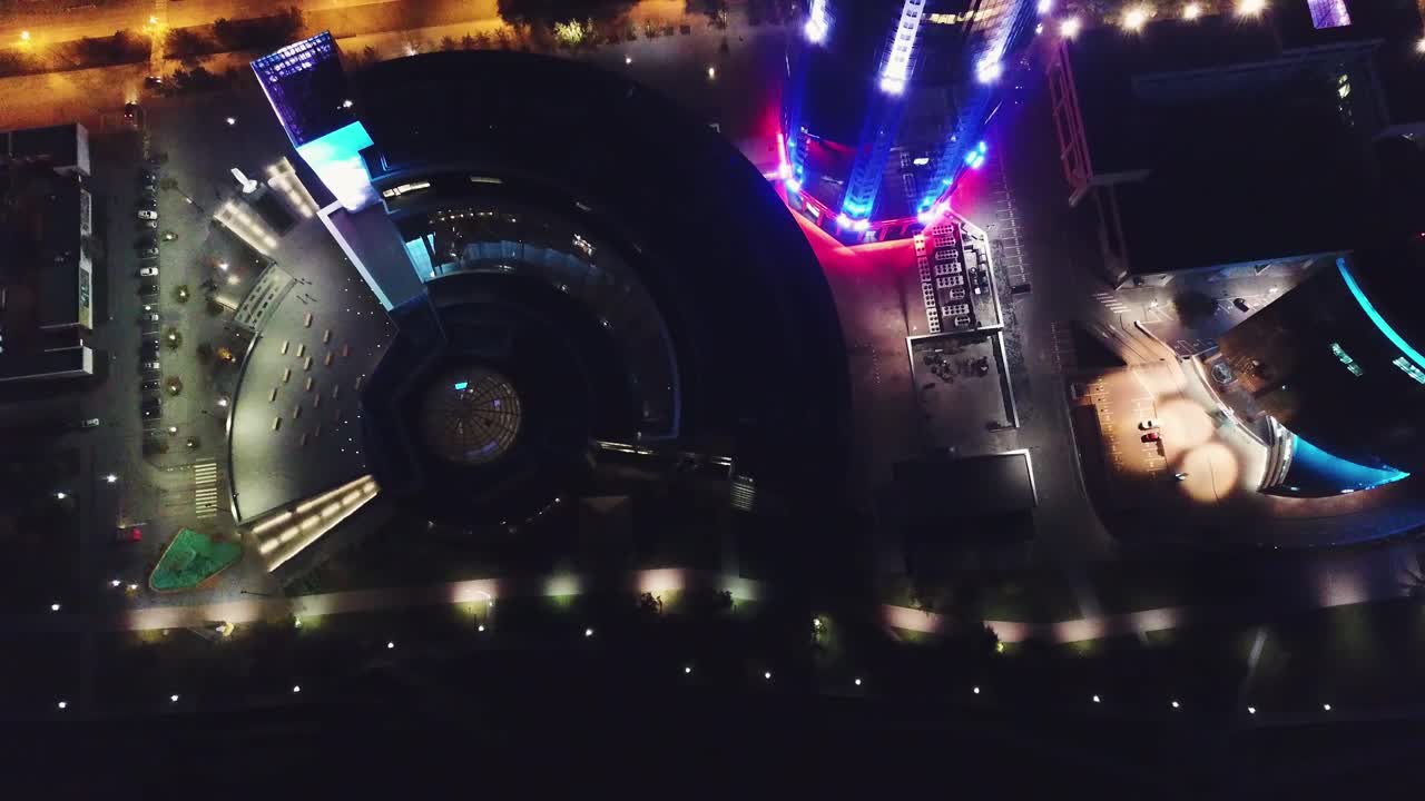 vista aérea de los edificios iluminados de la ciudad por la noche