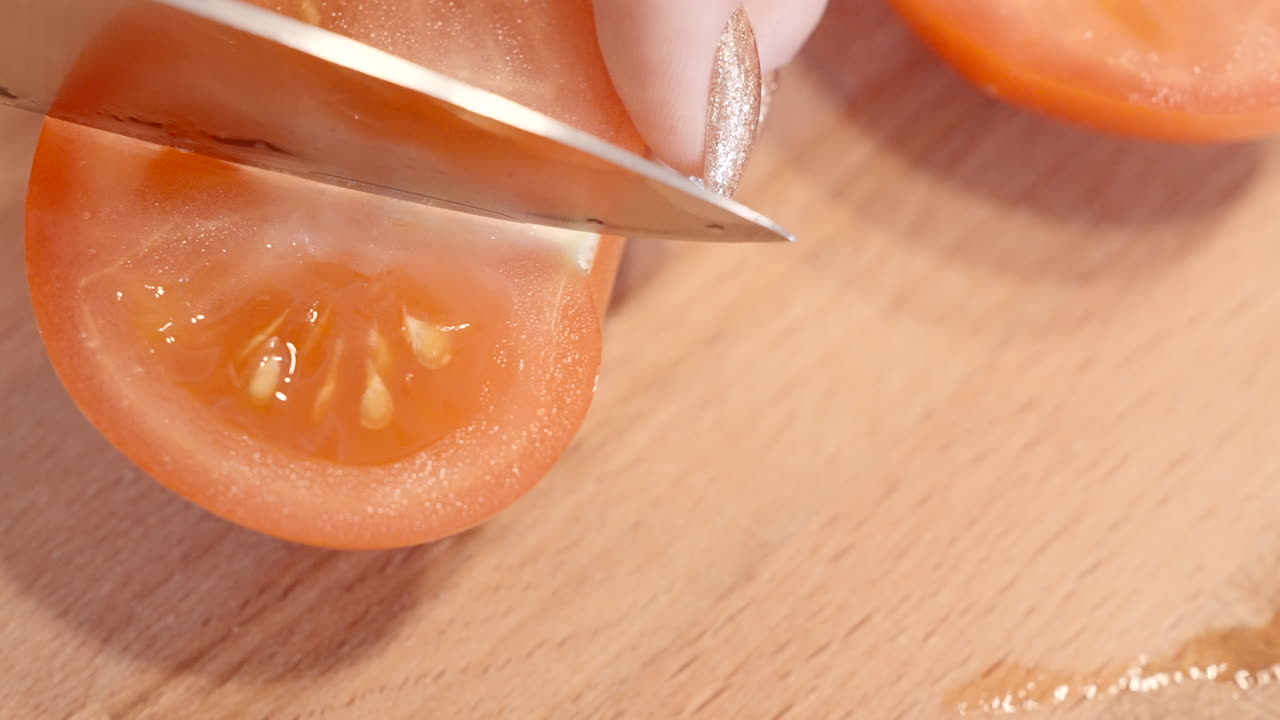 토마토를 자르는 여자