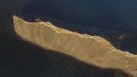 vista aérea de un acantilado costero