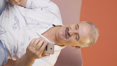 vídeo vertical del anciano que le gusta la nueva aplicación. aplicación de teléfono.
